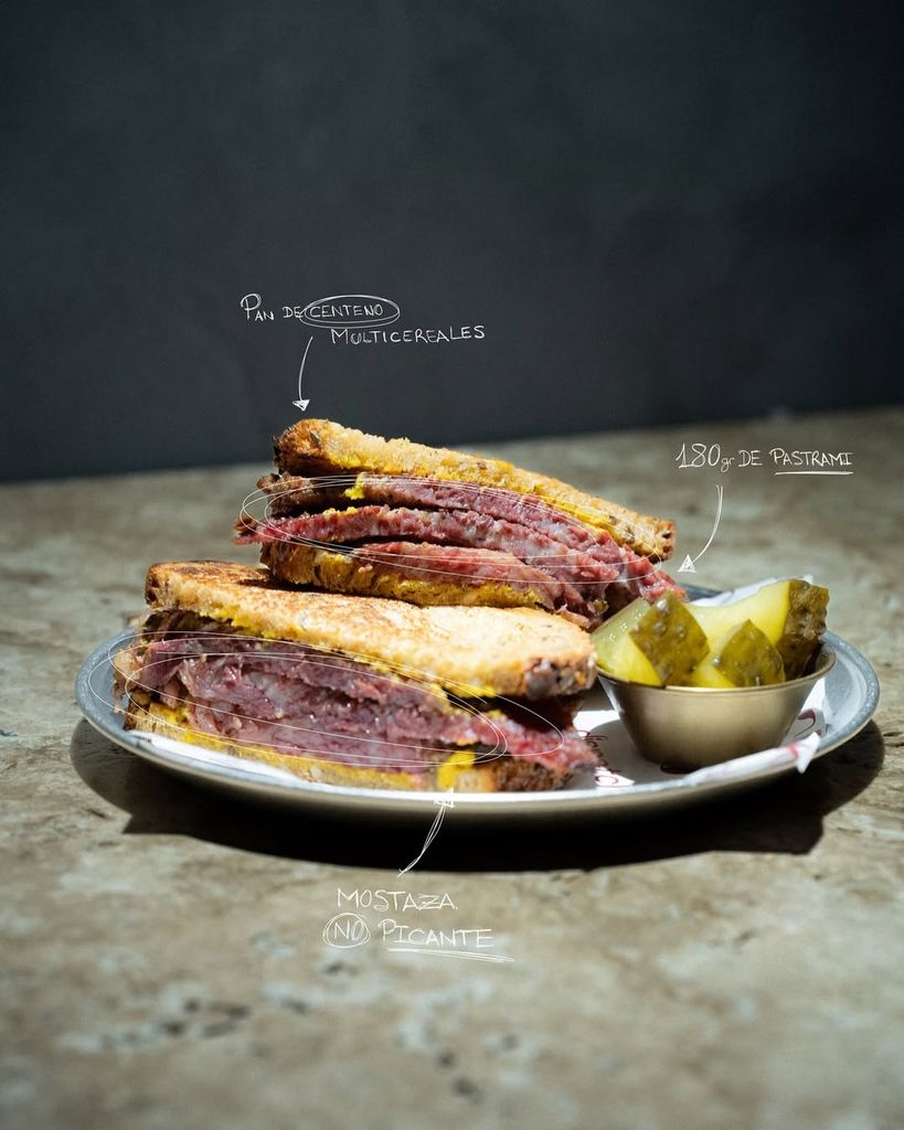 Sandwich de pastrami en Dispatch Madrid
