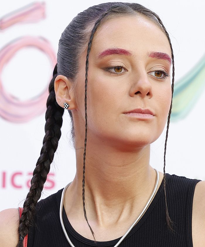 Victoria de Marichalar se tiñe las cejas de rosa