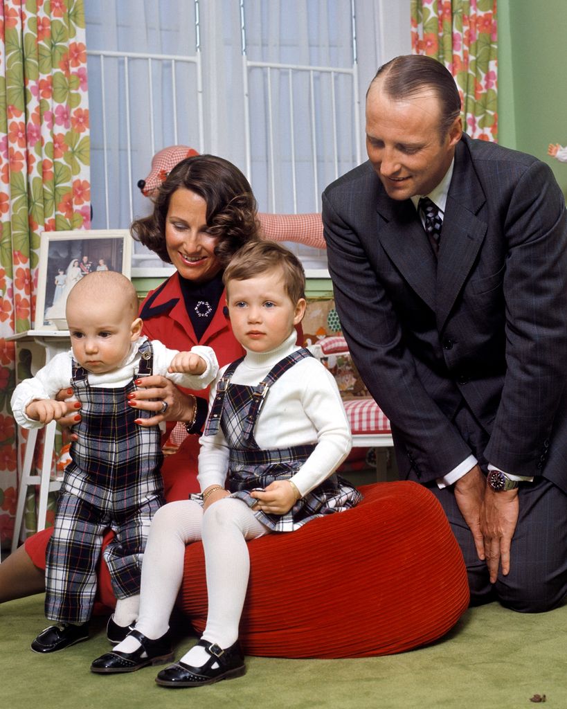 Harald y Sonia de Noruega con sus hijos Haakon y Marta Luisa de niños