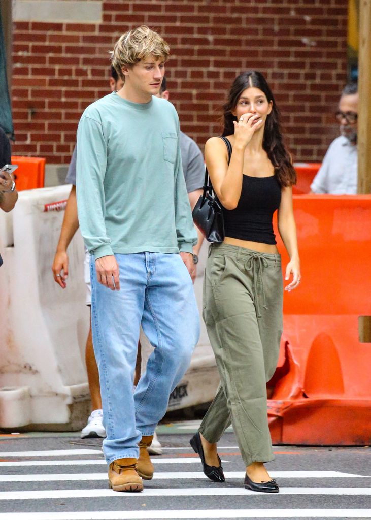 Camila Morrone con Cole Bennett en la ciudad de Nueva York.