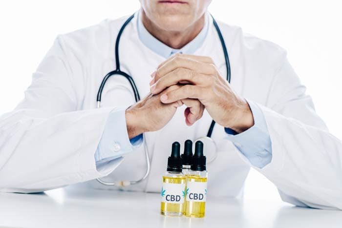 médico con aceite de CBD