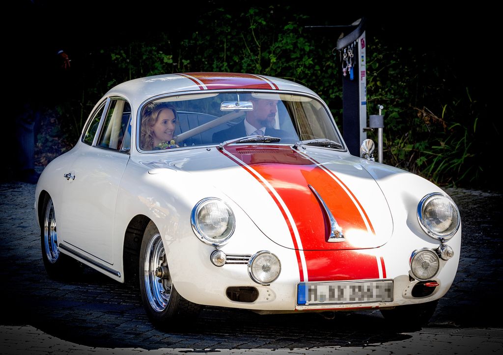 La salida de los novios a motor.