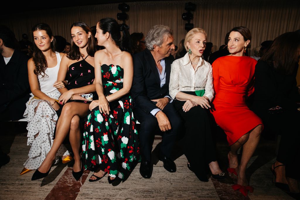 Olimpia Báez y Carolina Lansing, las nietas de Carolina Herrera, se sientan en primera fila junto a su abuela en su desfile de Nueva York con dos looks que la rinden homenaje, 2026