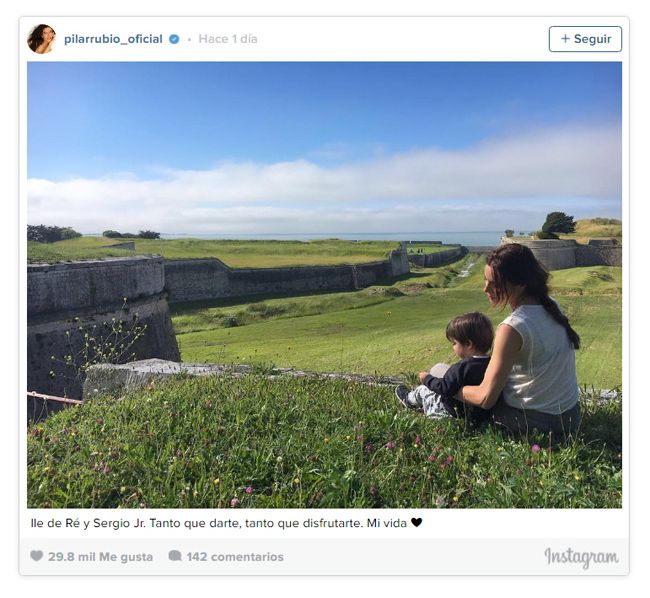 Pilar está aprovechando al máximo su estancia en la Isla de Ré. Cuando Ramos está concentrado, ella recorre los encantos de este pequeño paraíso con su hijo, como refleja esta bonita imagen
