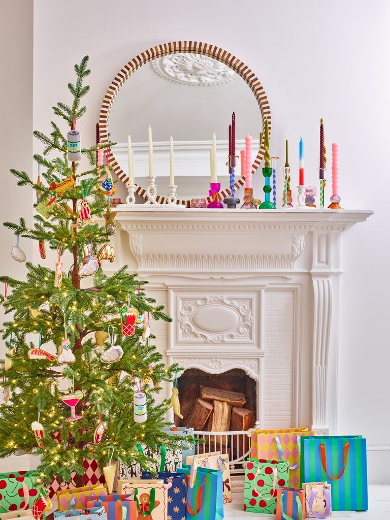 Repisa de chimenea decorada con candeleros de colores