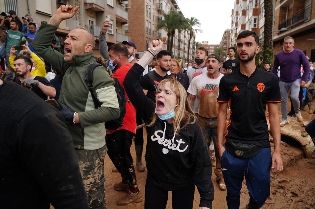 Vecinos de Paiporta protestando en la visita de los reyes a las zonas afectadas por la DANA