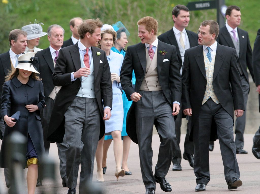 Los príncipes Guillermo y Harry con Peter Phillips y Eugenia de York en la boda de Carlos y Camilla