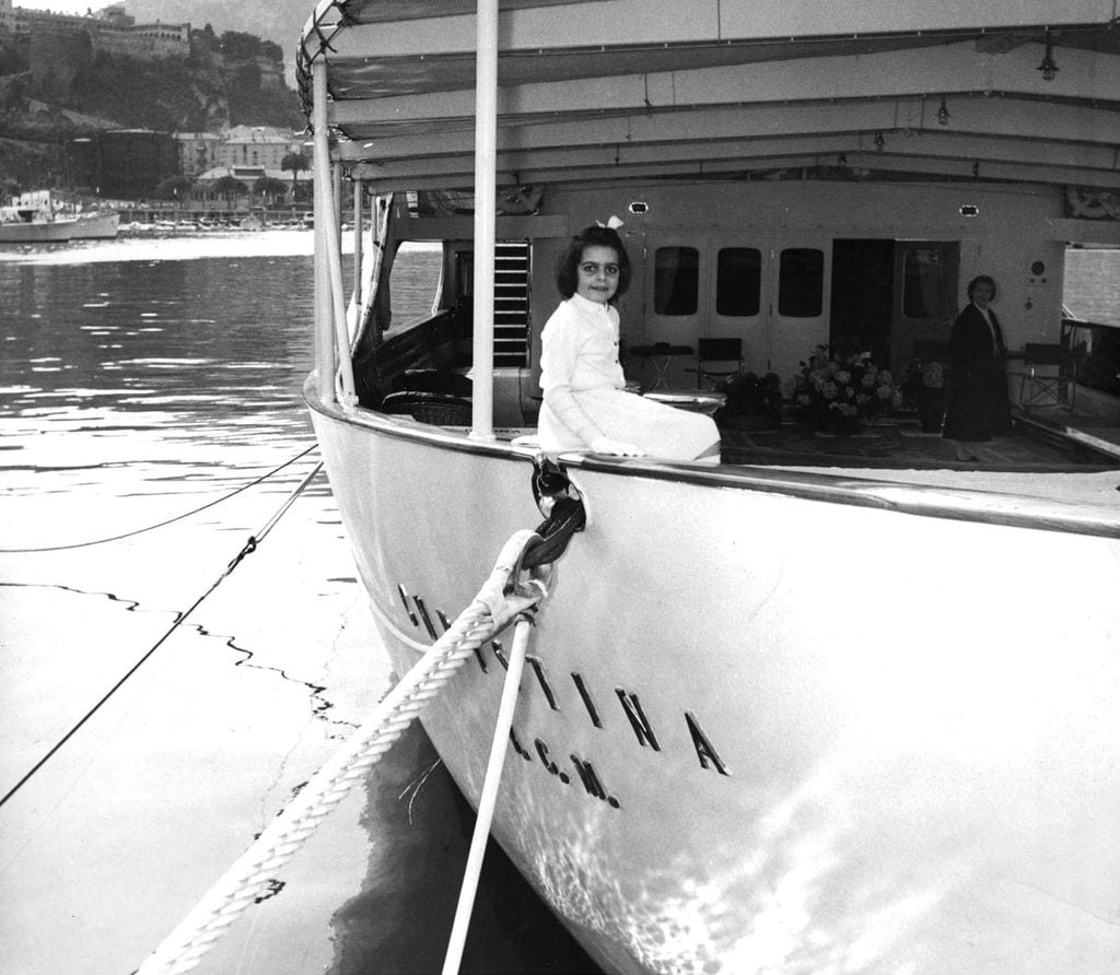   Chstina posando en el barco que su padre llamó como ella