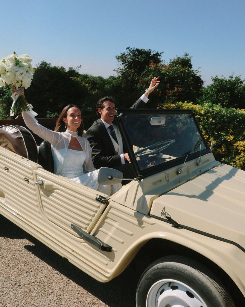 Llegada de los novios a la boda en coche