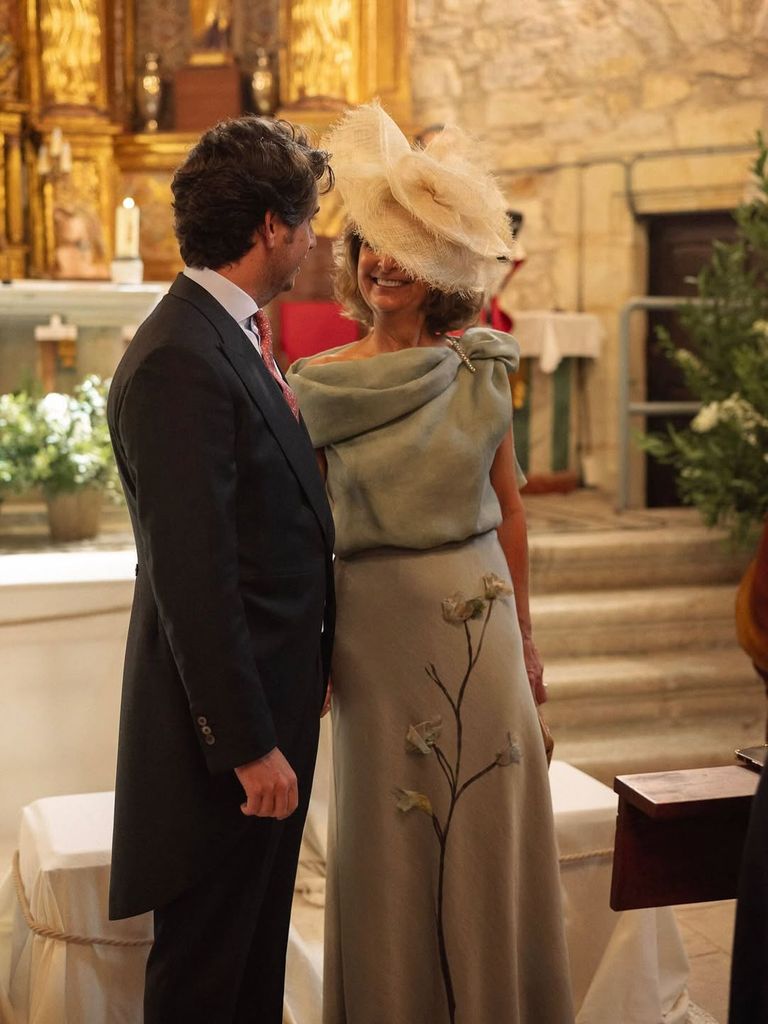 María, una madrina con vestido verde grisáceo con flores, de Sole Alonso, y tocado de rafia de Mimoki