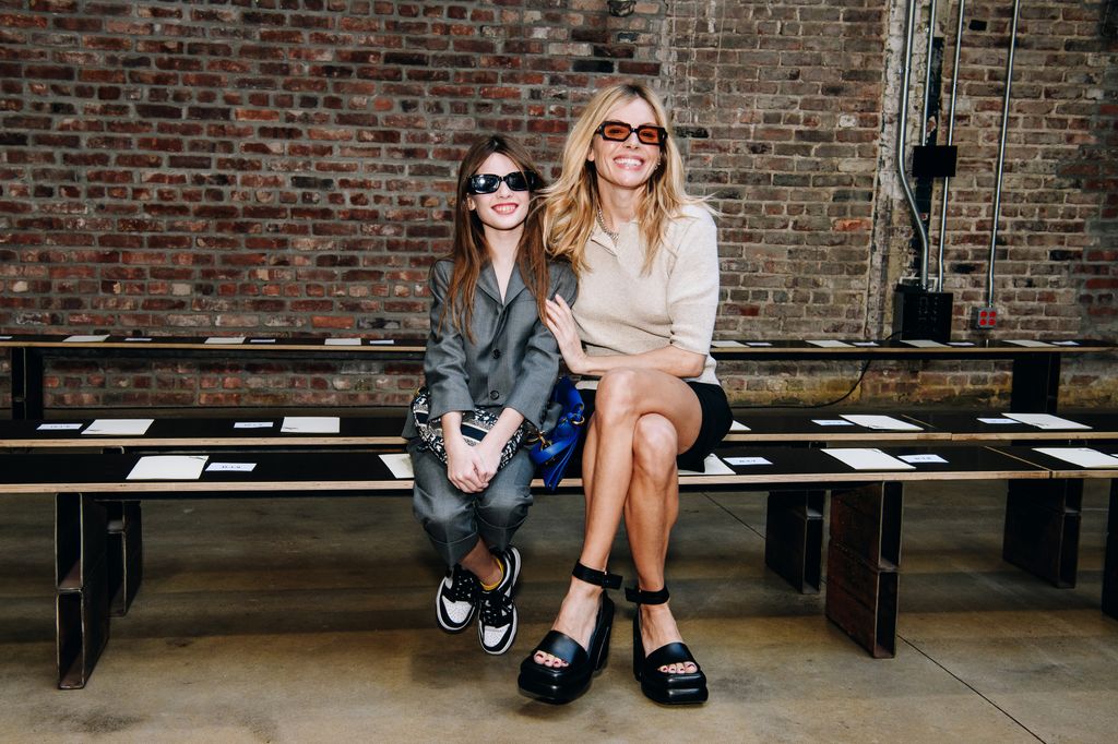 Sienna Miller junto a su hija Marlowe en 2023, cuando la adolescente tenía 10 años, durante el desfile de Proenza Schouler en la Semana de la Moda de Nueva York