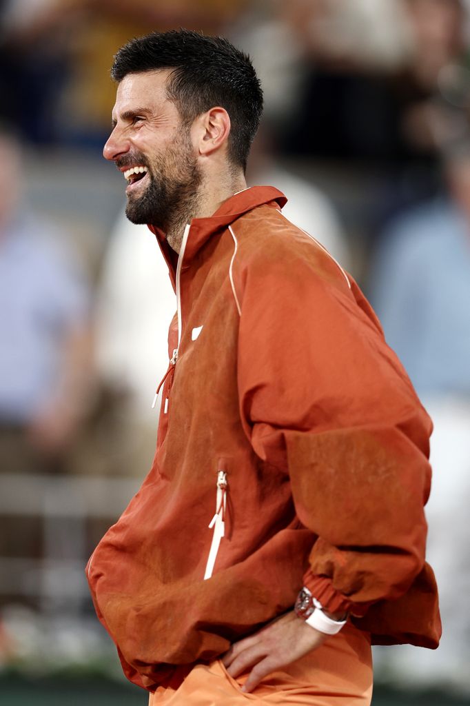 Novak presumió su chaqueta el primer día de la competencia, antes y después del partido contra Giovanni Mpetshi.