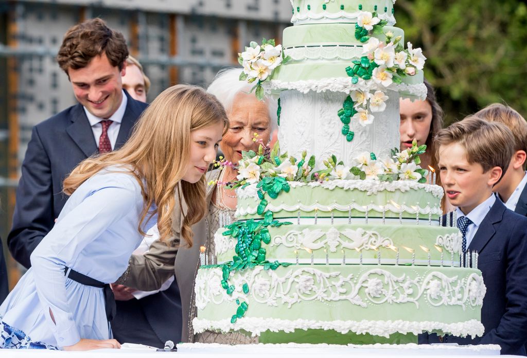 Laetitia de Bélgica durante el 80 cumpleaños de su abuela, Paola de los belgas en 2017