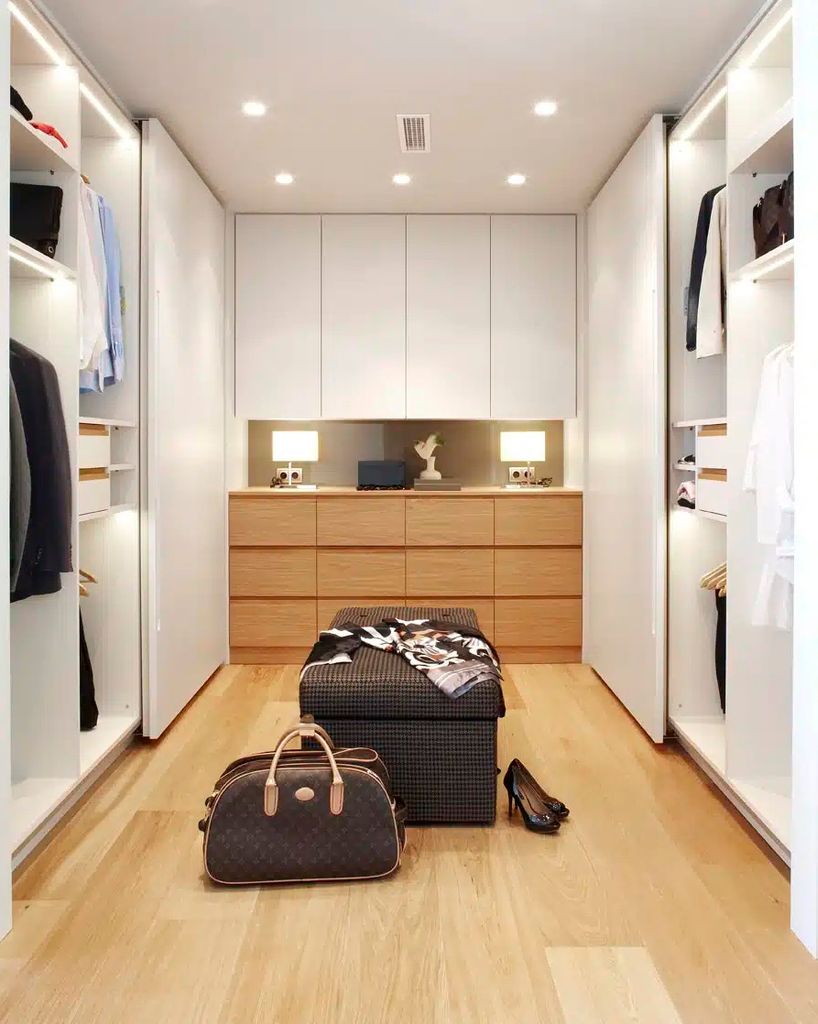 Vestidor con mueble y espejo