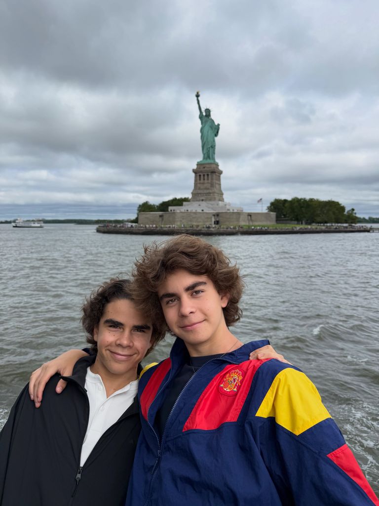 Paulo y Leonardo visitaron la Estatua de la Libertad.