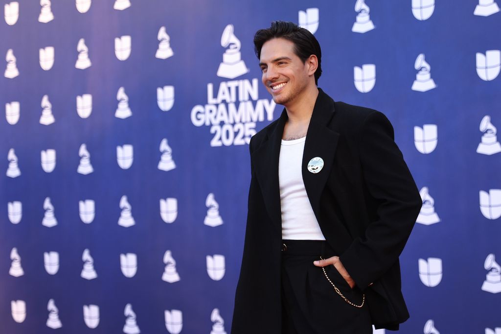 El artista se dejó ver sonriente y muy bromista durante su paso por la alfombra roja de los Latin Grammy