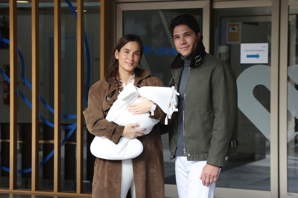 "Están flipando, sobre todo Martín, que vino a vernos ayer y no se quería ir, se quería quedar con su hermana, se fue llorando", ha dicho María sobre la reacción de sus dos pequeños, que esperan impacientes en casa