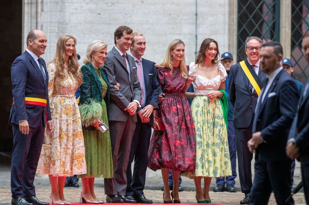 Los príncipes Luisa María, la princesa Astrid, el príncipe Amadeo, el príncipe Joaquín, Elisabett Rosboch y la princesa Laetitia en la boda de la princesa María Laura de Bélgica en Bruselas en septiembre de 2022