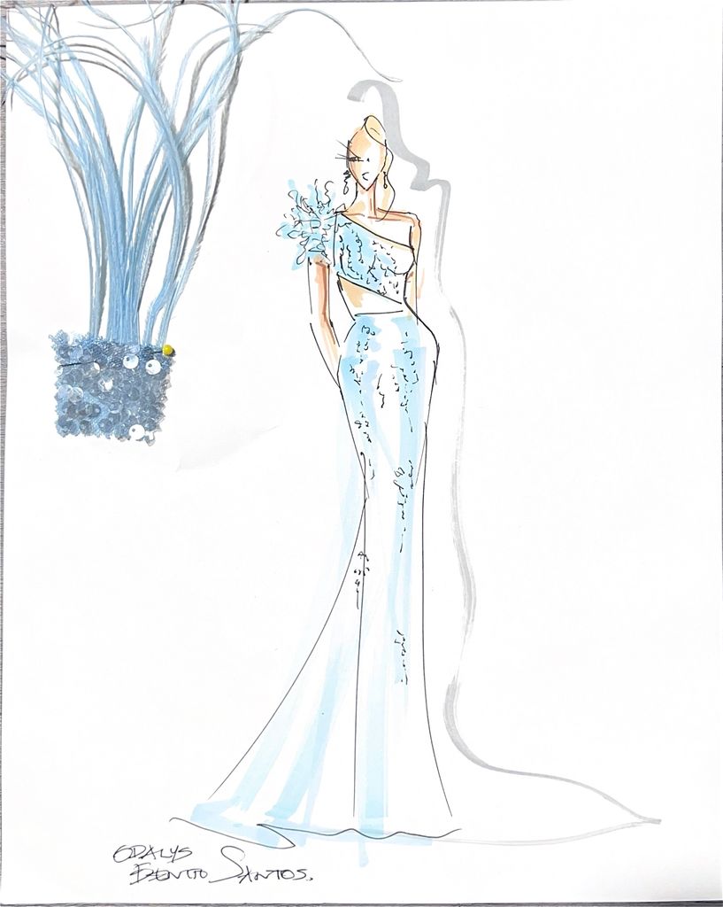 El vestido largo en color azul claro, con una manga descubierta, está inspirado en la serenidad del mar en calma