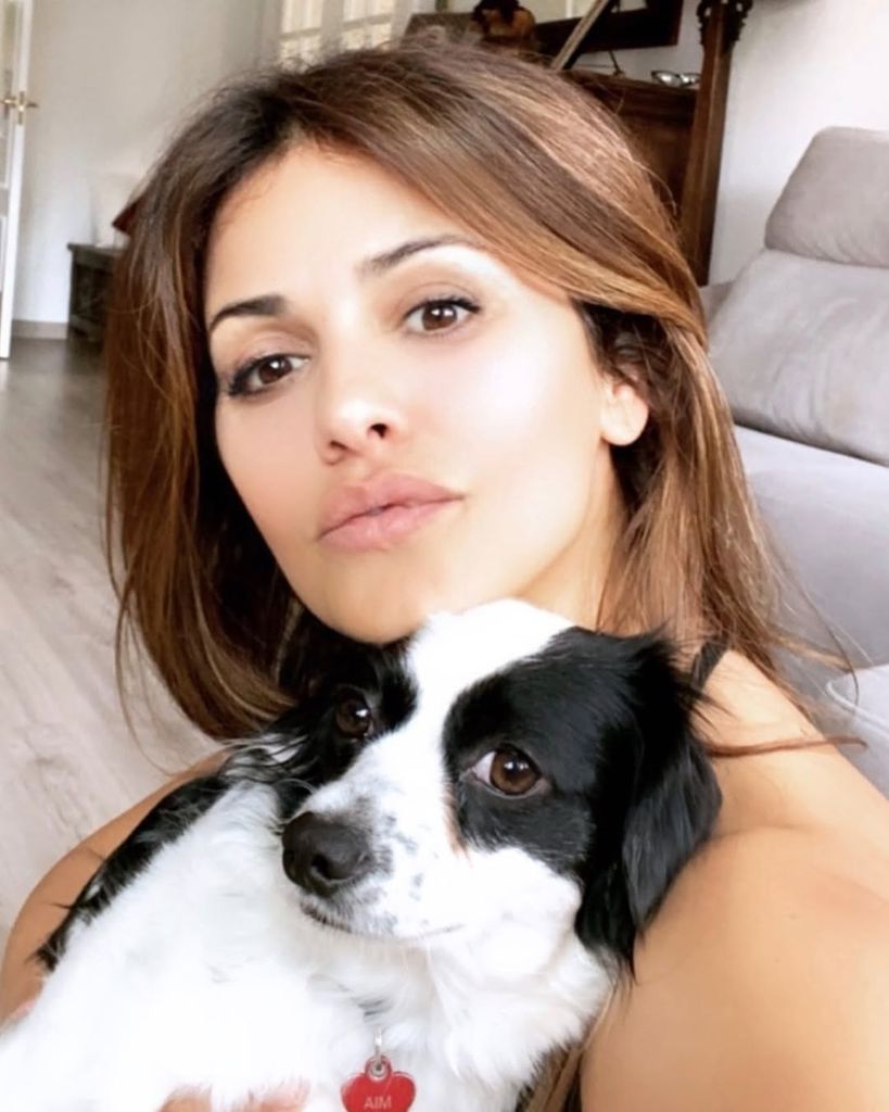 La actriz y bailarina vive en una casa con jardín a las afueras de Madrid con su hija Antonella y sus seis perros adoptados