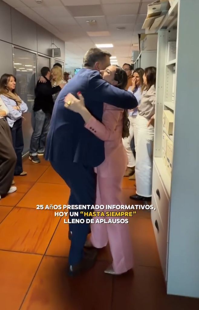 Sus compañeros le han regalado un gran ramo de flores y le han despedido entre aplausos