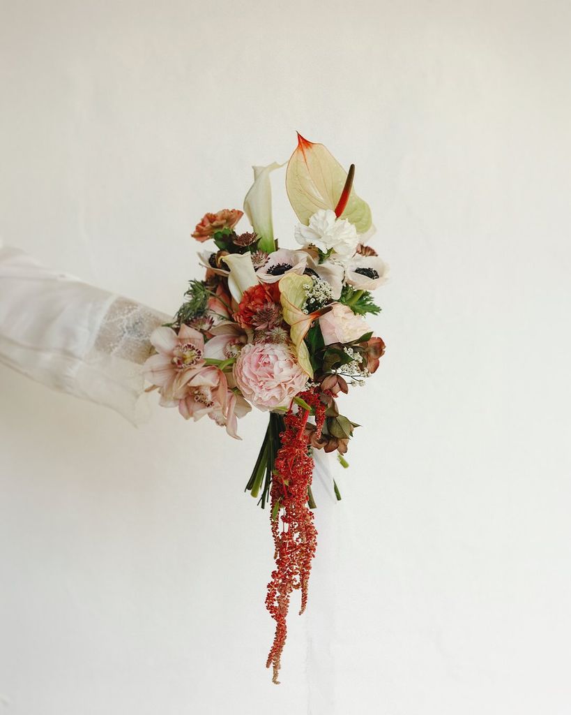 Ramo de novia con amaranthus rojo
