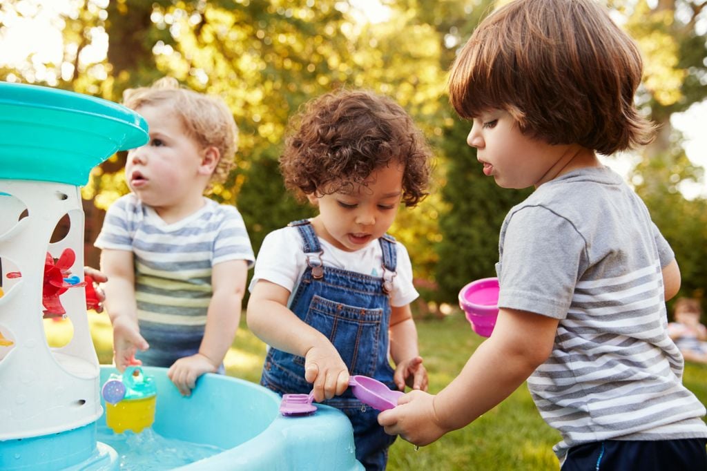 Niños jugando con agua