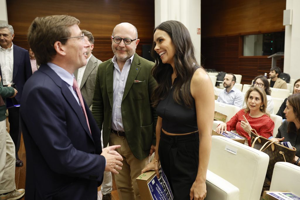 Cristina Pedroche y Jose Luis Martinez Almeida charlan antes de la presentación de la carrera solidaria