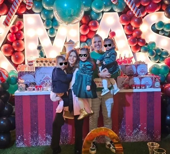 Claudia Álvarez con su esposo Billy y sus tres hijos.