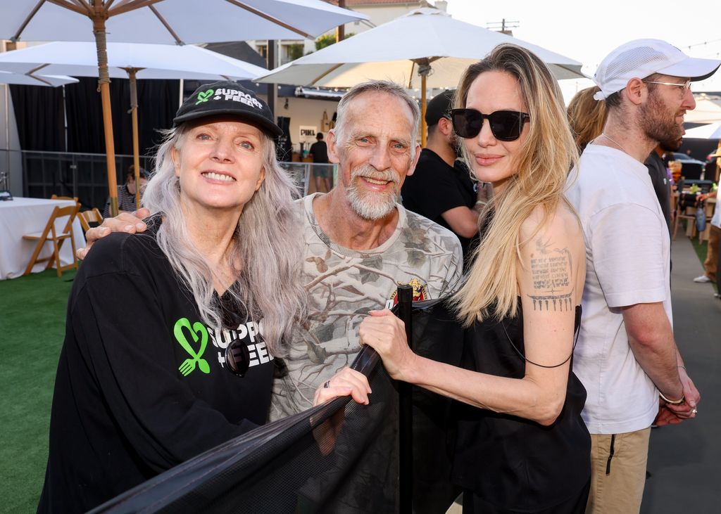 Angelina Jolie posó junto a Maggie Baird y Patrick O'Connell, fundadores de la organización benéfica Support+Feed y padres de los músicos Billie Eilish y Finneas