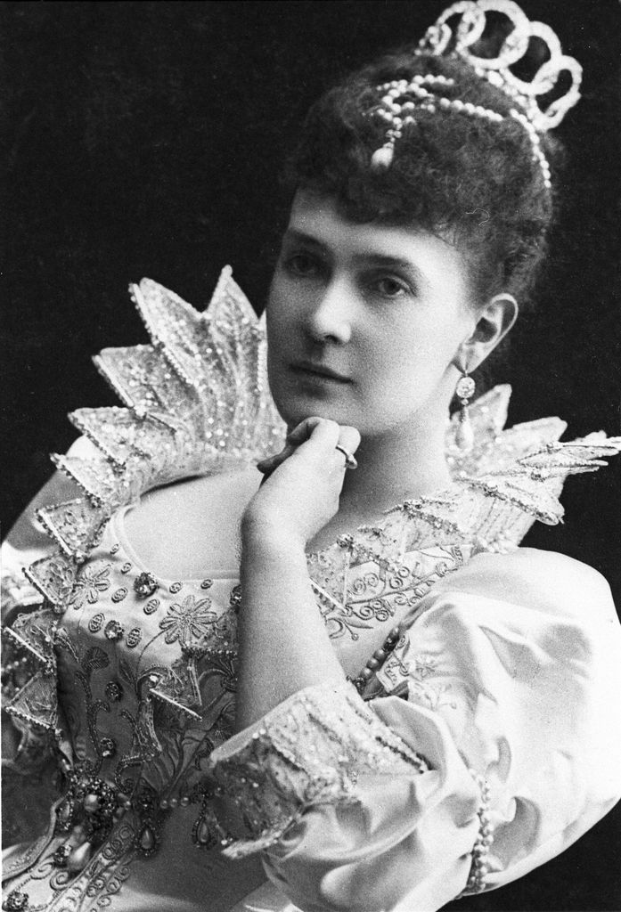 La Gran Duquesa María Pávlovna (1854–1920), conocida como Gran Duquesa Vladimir, fue una de las figuras más influyentes de la corte imperial rusa y tía política del zar Nicolás II. Nacida princesa de Mecklemburgo-Schwerin, se convirtió en una de las grandes anfitrionas y estrategas sociales de San Petersburgo, con un salón rival del de la propia zarina. Tras escapar de Rusia en 1918 gracias a una operación británica, murió en el exilio en Francia.