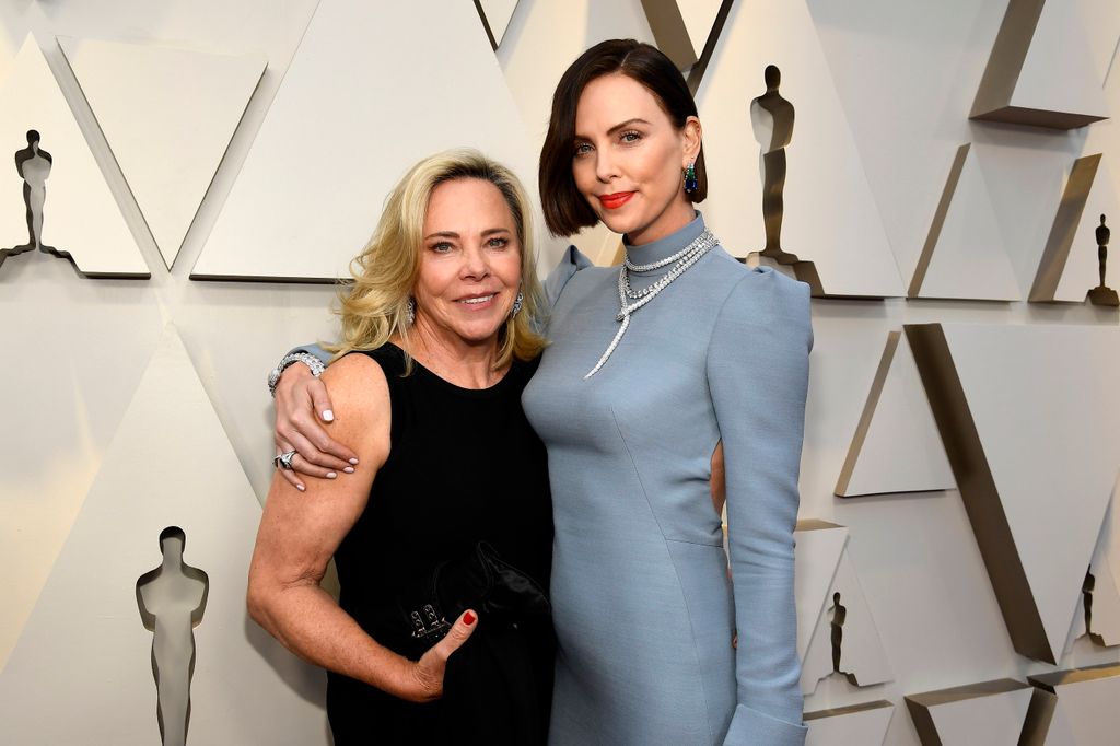 Charlize y su madre, en los Oscar de 2019
