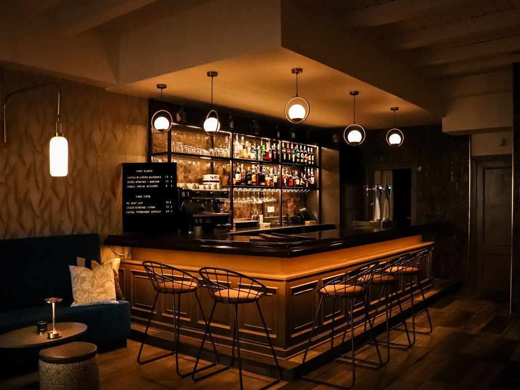 En la barra de este restaurante francés se pueden tomar, entre otros platos, ostras, caviar, quesos o foie. 