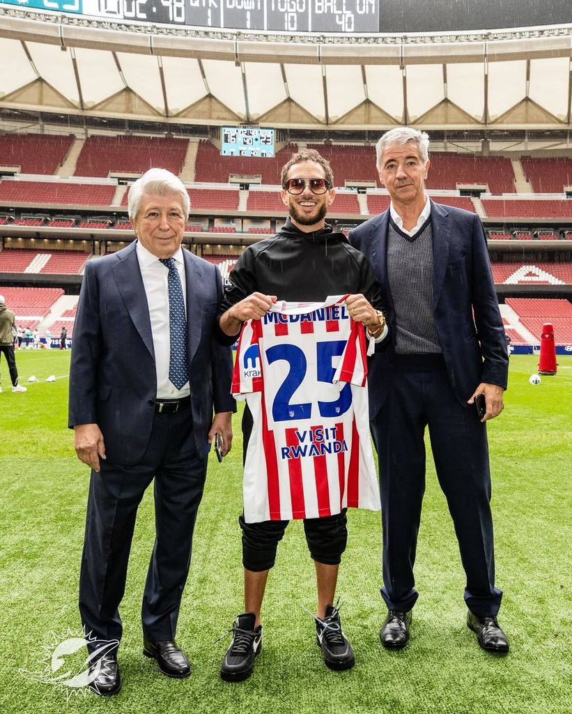 Enrique Cerezo y Miguel Ángel Gil con el entrenador de los Dolphins, Michael Lee McDaniel