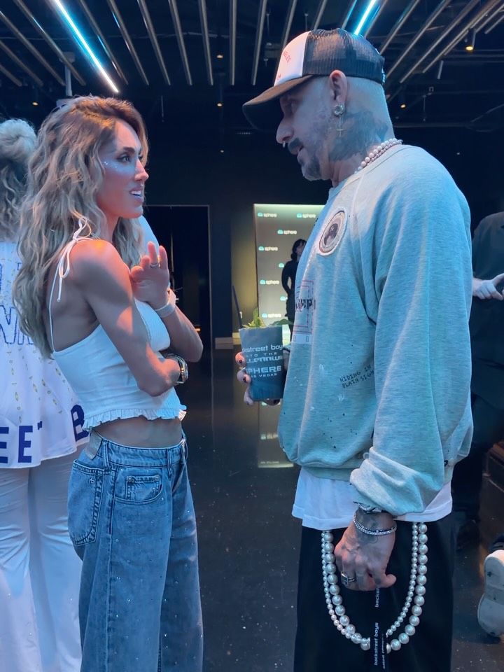 Anahí charló con AJ McLean en el backstage