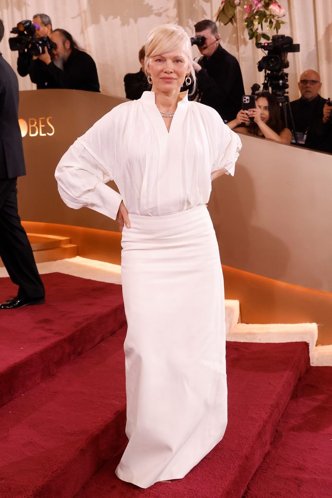 Pamela Anderson en un diseño de Ferragamo en la alfombra roja de los Golden Globes 2026. 