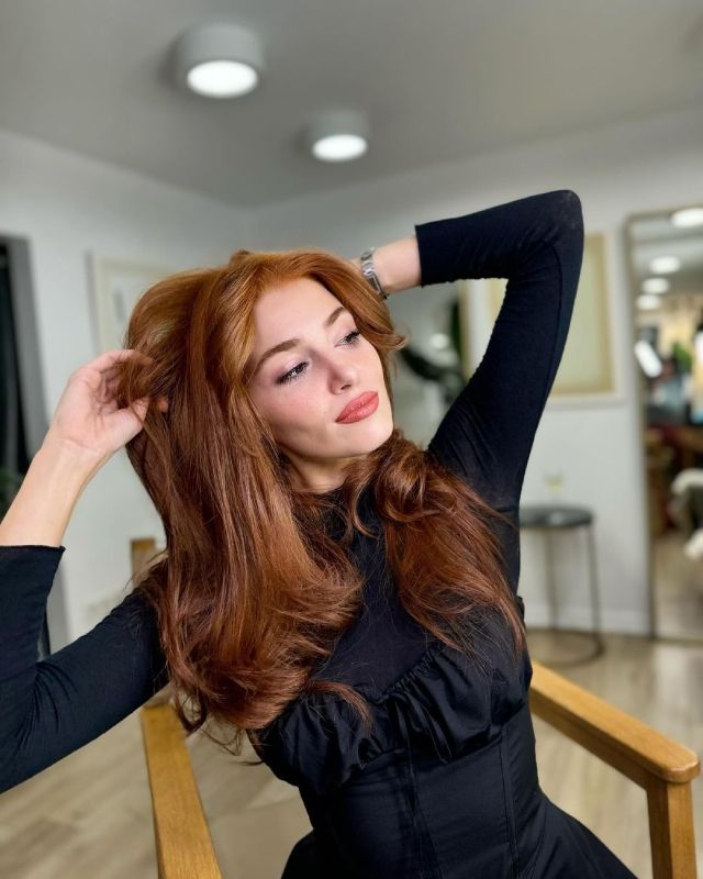 Hande Erçel ha dejado su melena oscura para lucir pelirroja