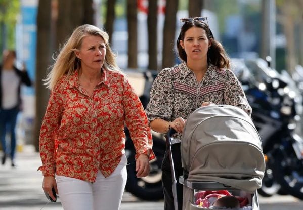 Isabelle Junot, paseando a su bebé y acompañada por su madre en una imagen de archivo