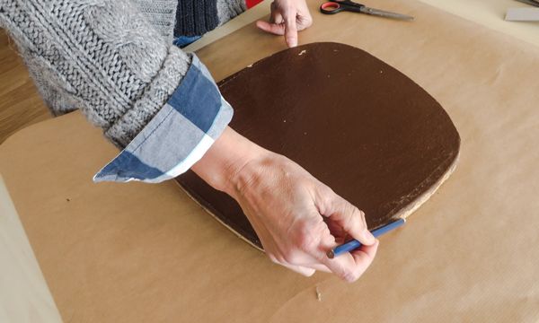 Convertimos una vieja silla en una pieza ‘a la moda’