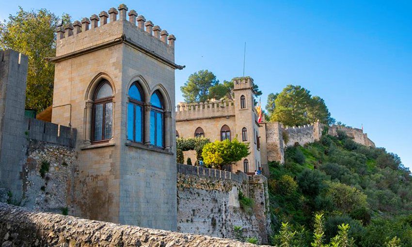 El Castillo de Xátiva, su monumento más espectacular, construido en lo alto de la montaña.