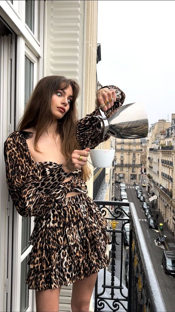 Una chica estresada sirviéndose café