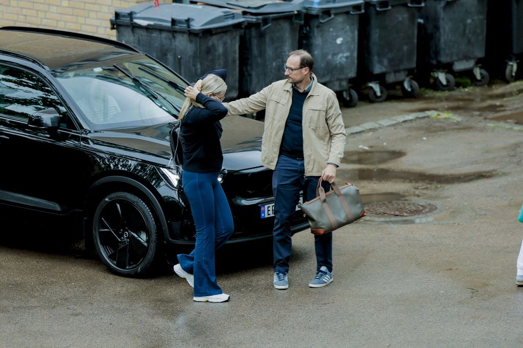 El príncipe Haakon y la princesa Mette-Marit llegan al Hospital Universitario de Oslo, Rikshospitalet, el 4 de junio de 2026
