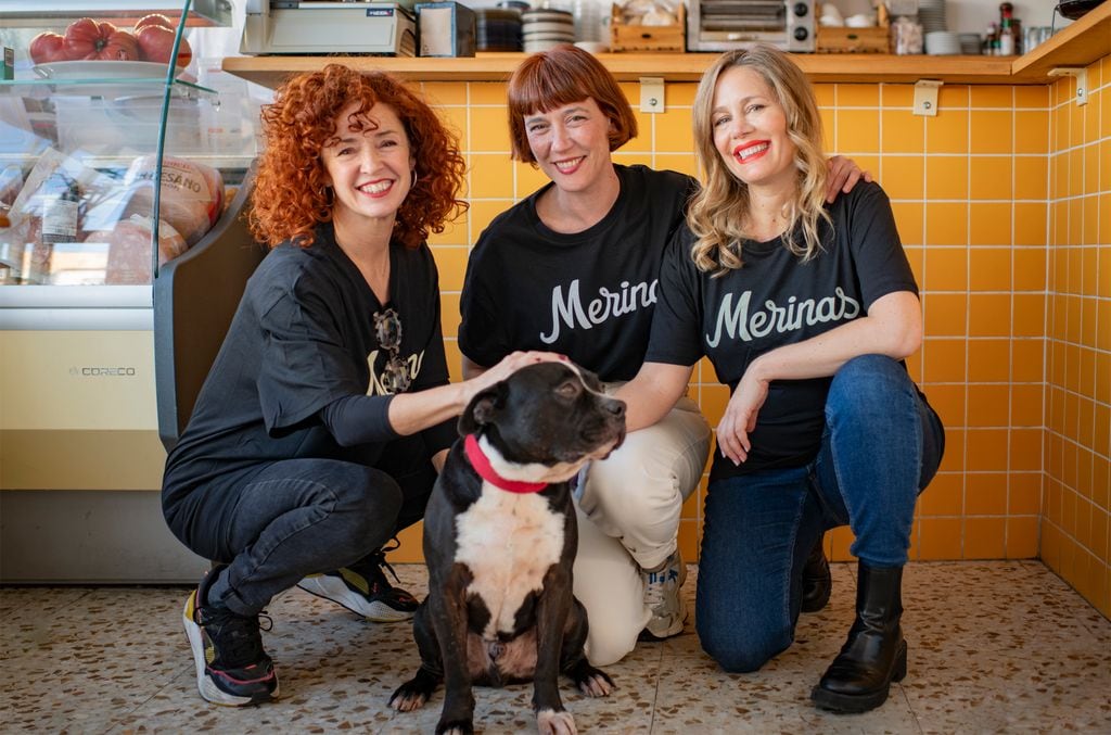 Desde que las actrices Marta Belenguer, Lorena López y Lisi Linder abrieron ‘Las Merinas’, en Carabanchel, admiten animales en su interior