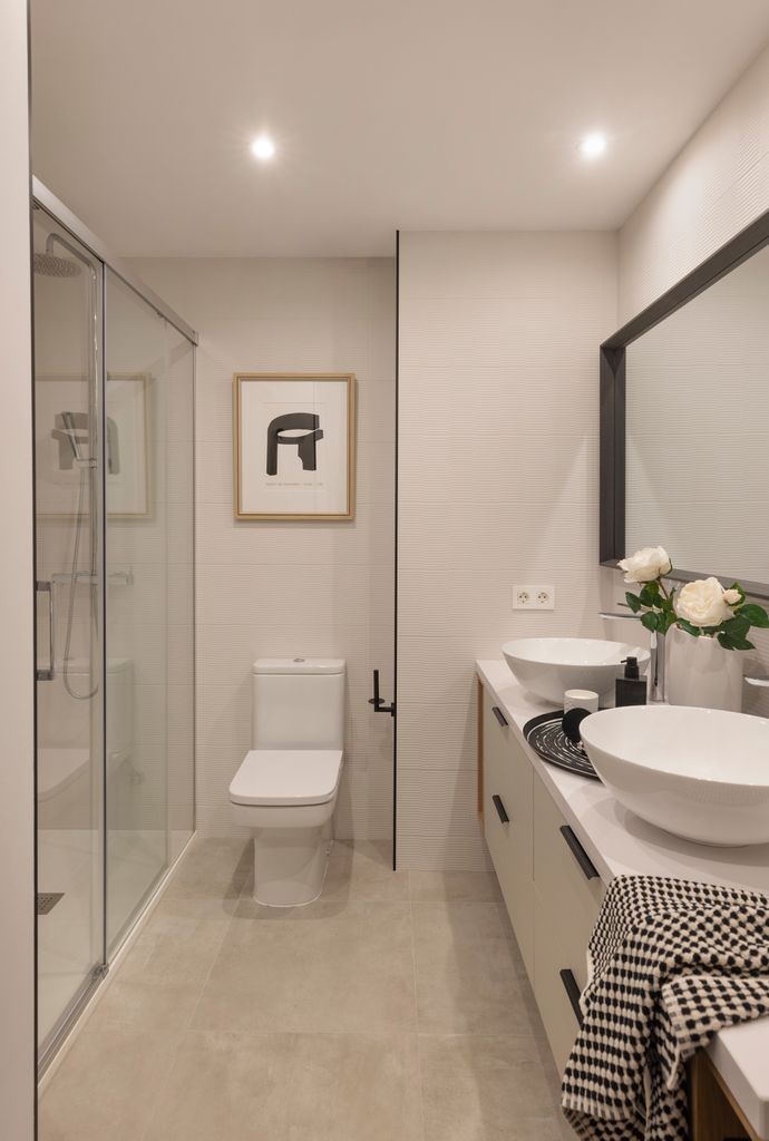 Pared del baño decorada con un cuadro