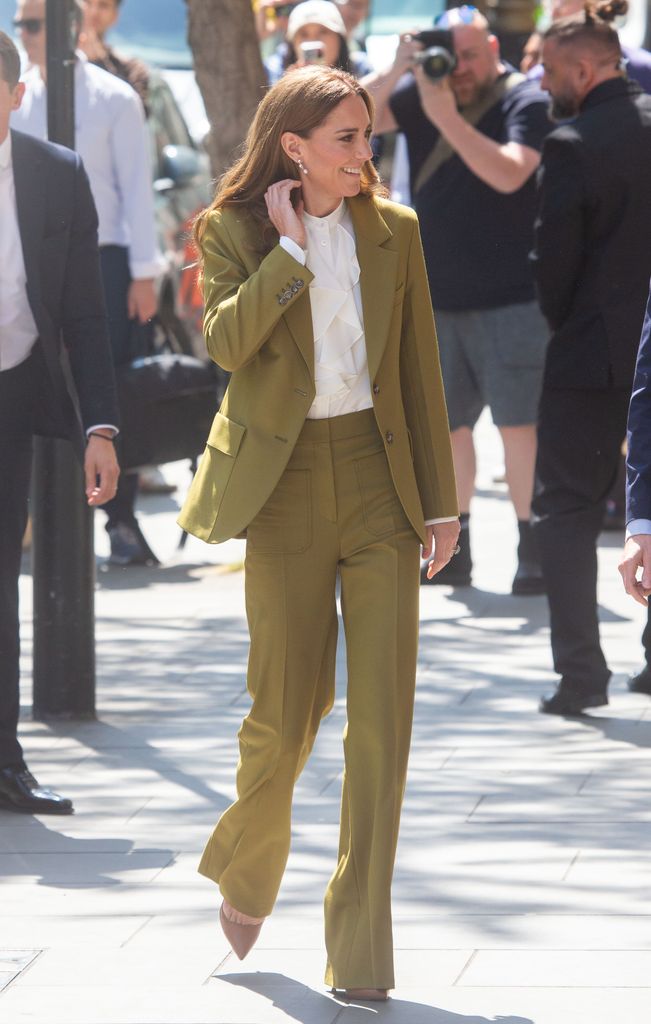 Kate MIddleton lleva un traje verde oliva de Victoria Beckham