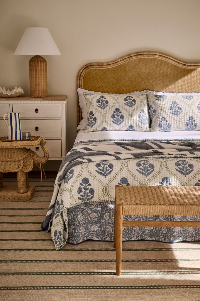 Dormitorio con muebles de ratán y cómoda de madera blanca