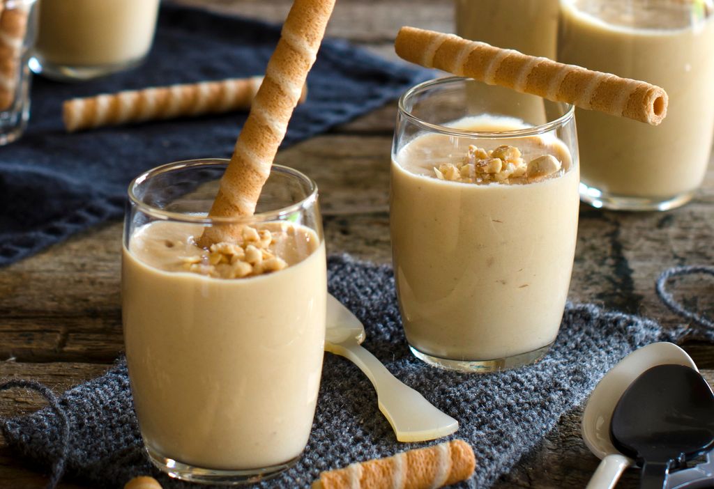Vasitos de crema de turrón con nueces y barquillos.