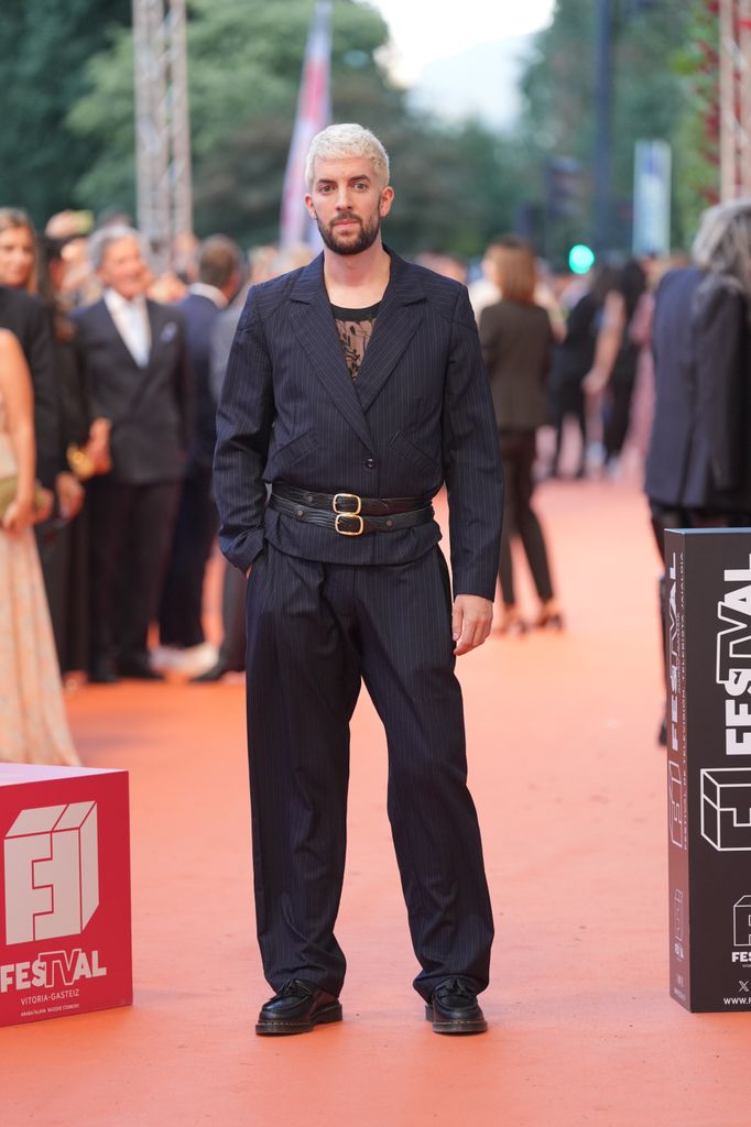 El cómico y presentador David Broncano posa en la alfombra naranja de la gala de clausura del FesTVal de Vitoria