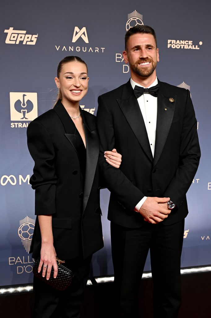 Unai Simon, del Athletic Club posa con su novia en la 70 edición del Balón de Oro celebrado en Londres