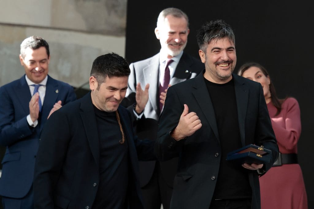 Plano medio de Estopa recibiendo su medalla de Oro por parte de los reyes